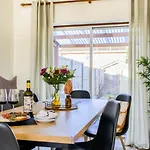 Coventry Spacious Luxury 3 Bed House, Private Parking, Sleeps 8, By Empower Homes