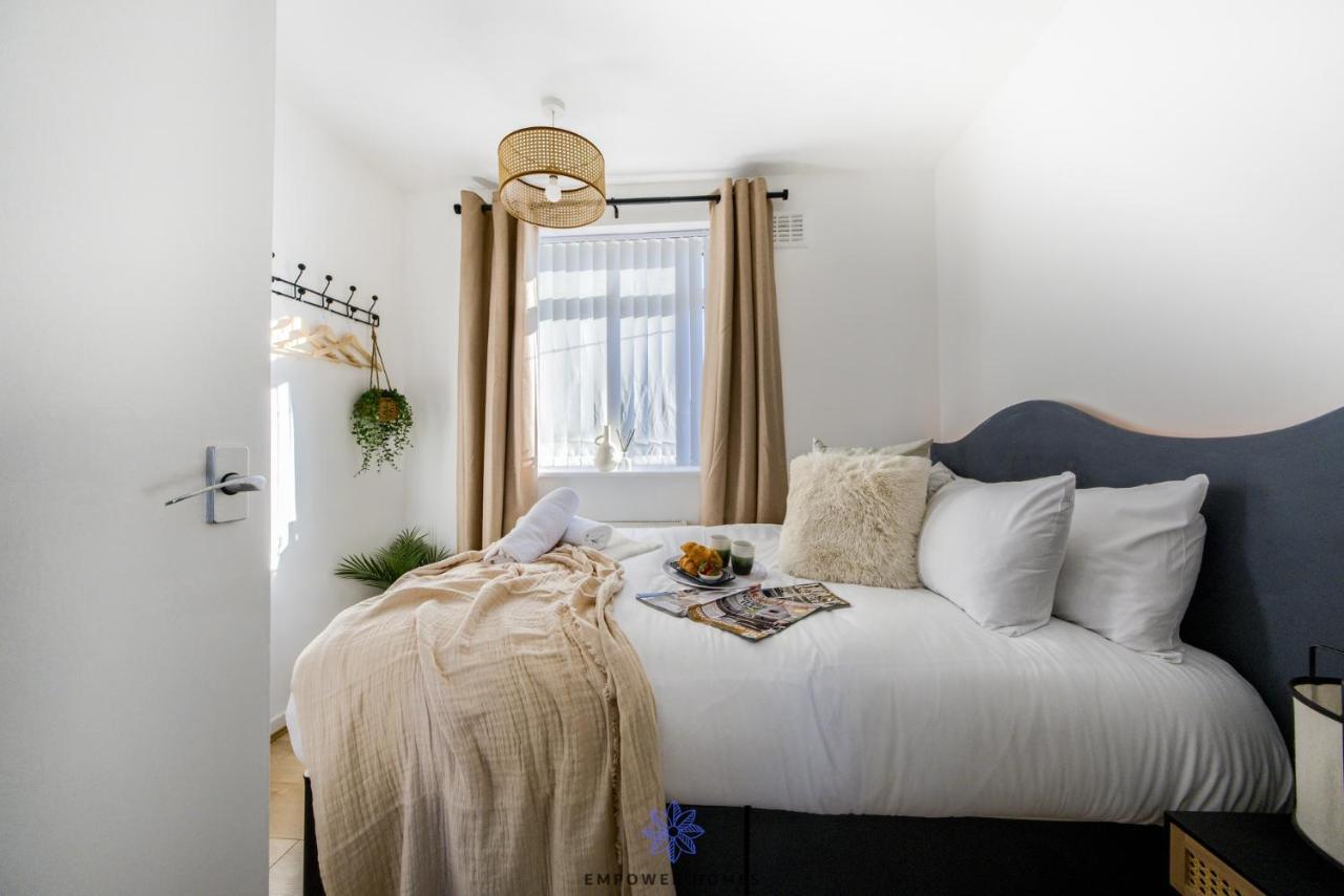 Apartment Spacious Luxury 3 Bed House, Private Parking, Sleeps 8, By Empower Homes *