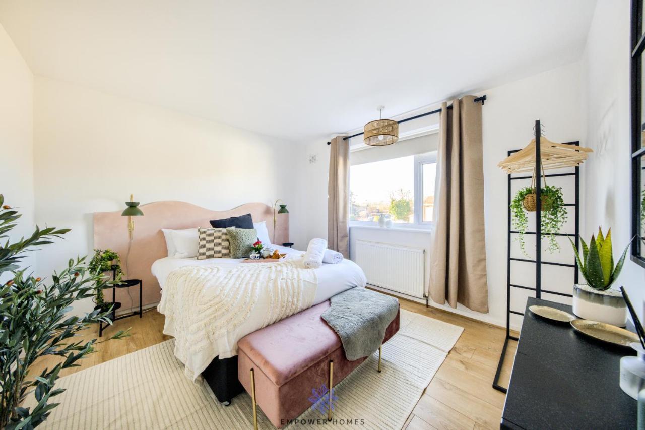 Apartment Spacious Luxury 3 Bed House, Private Parking, Sleeps 8, By Empower Homes