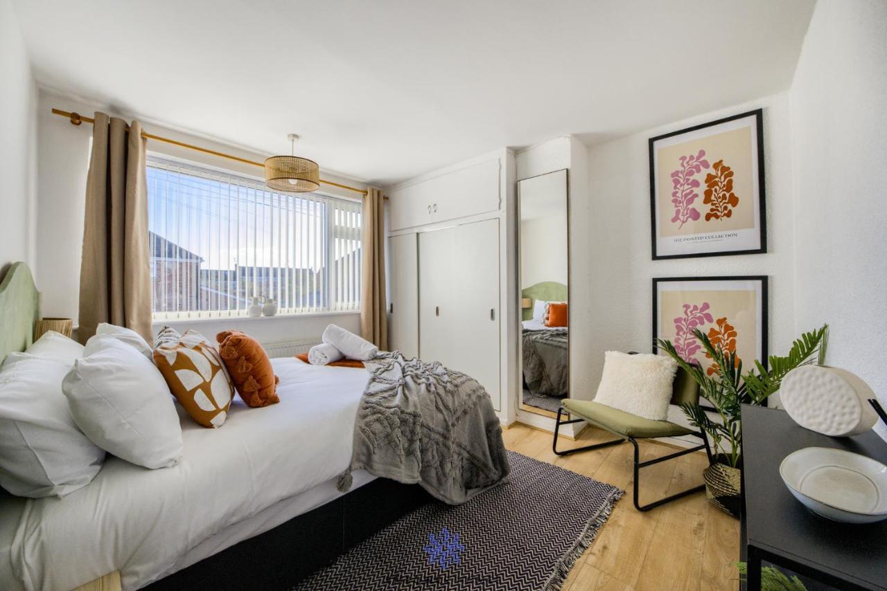 Spacious Luxury 3 Bed House, Private Parking, Sleeps 8, By Empower Homes