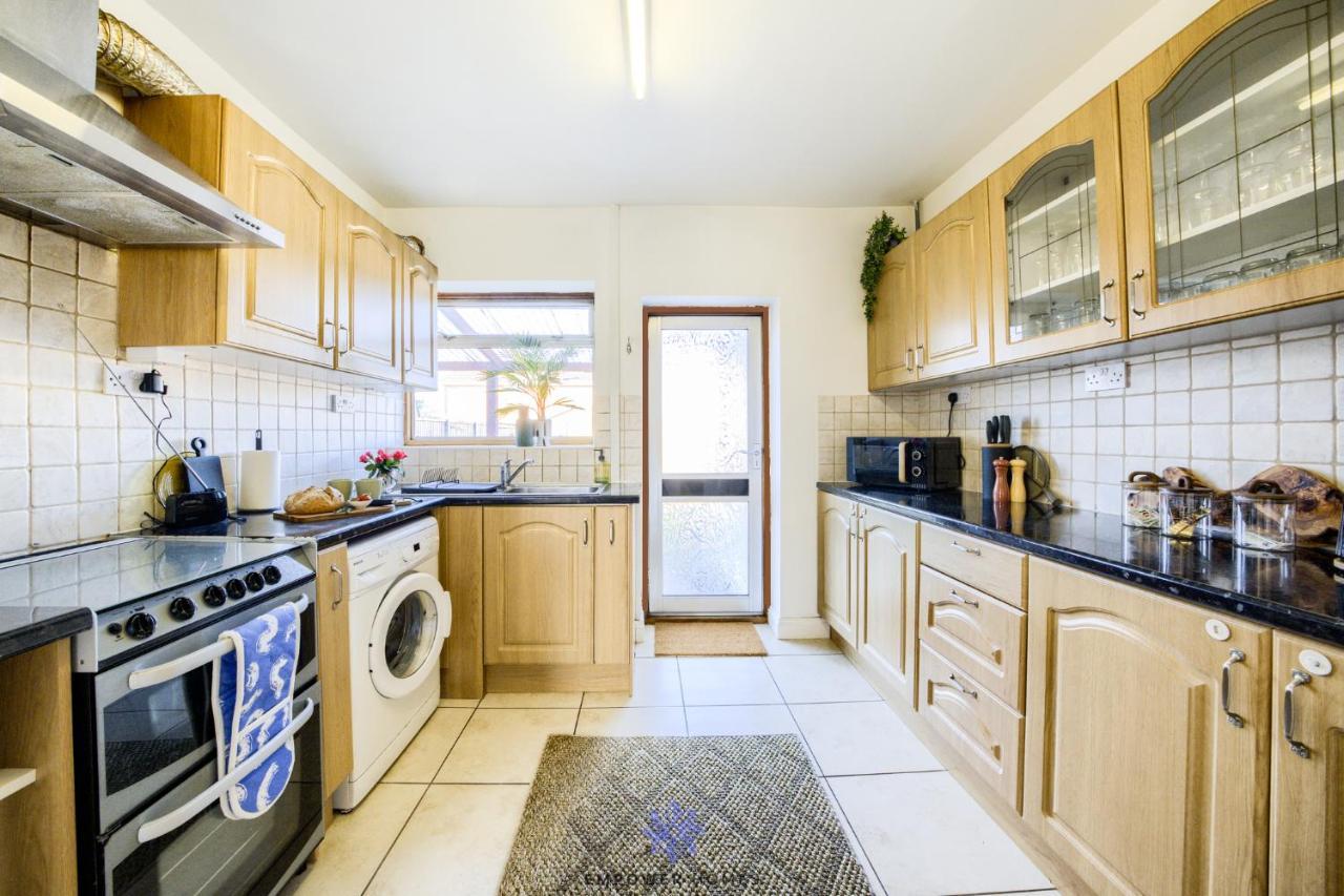 Spacious Luxury 3 Bed House, Private Parking, Sleeps 8, By Empower Homes Apartment Coventry