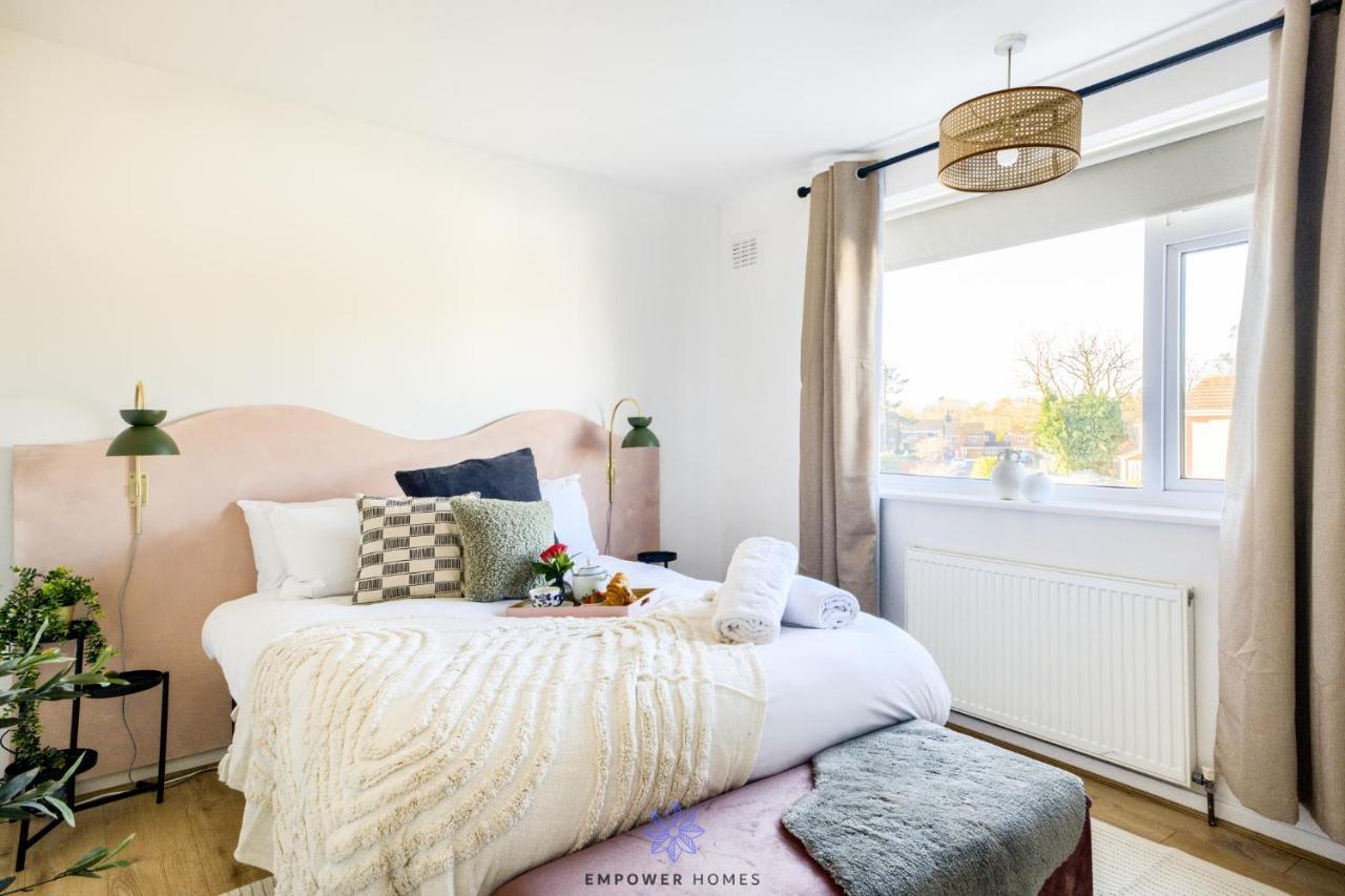 Apartment Spacious Luxury 3 Bed House, Private Parking, Sleeps 8, By Empower Homes