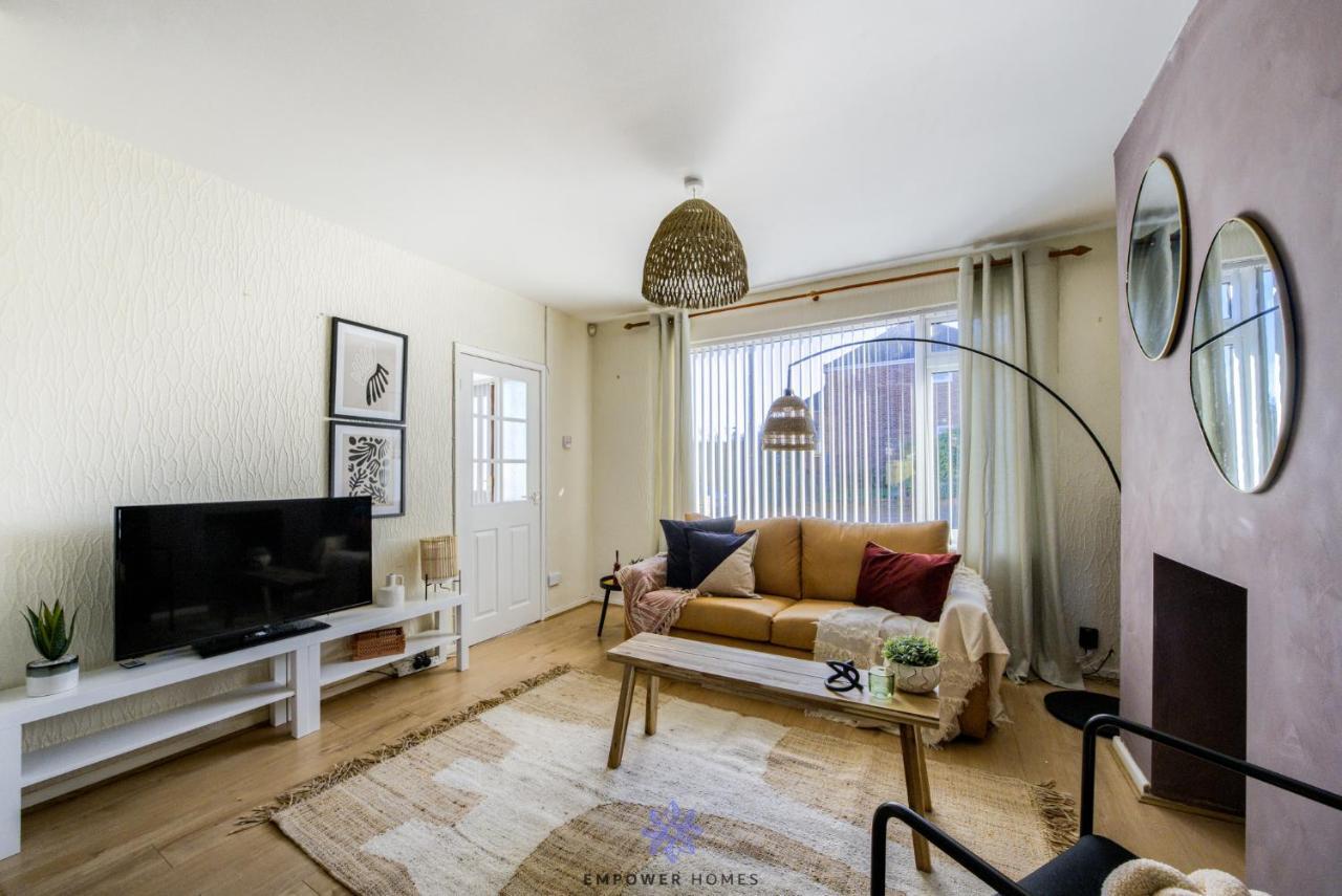 Apartment Spacious Luxury 3 Bed House, Private Parking, Sleeps 8, By Empower Homes *