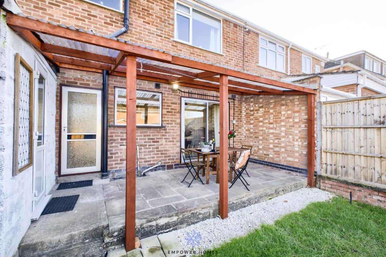 Spacious Luxury 3 Bed House, Private Parking, Sleeps 8, By Empower Homes *
