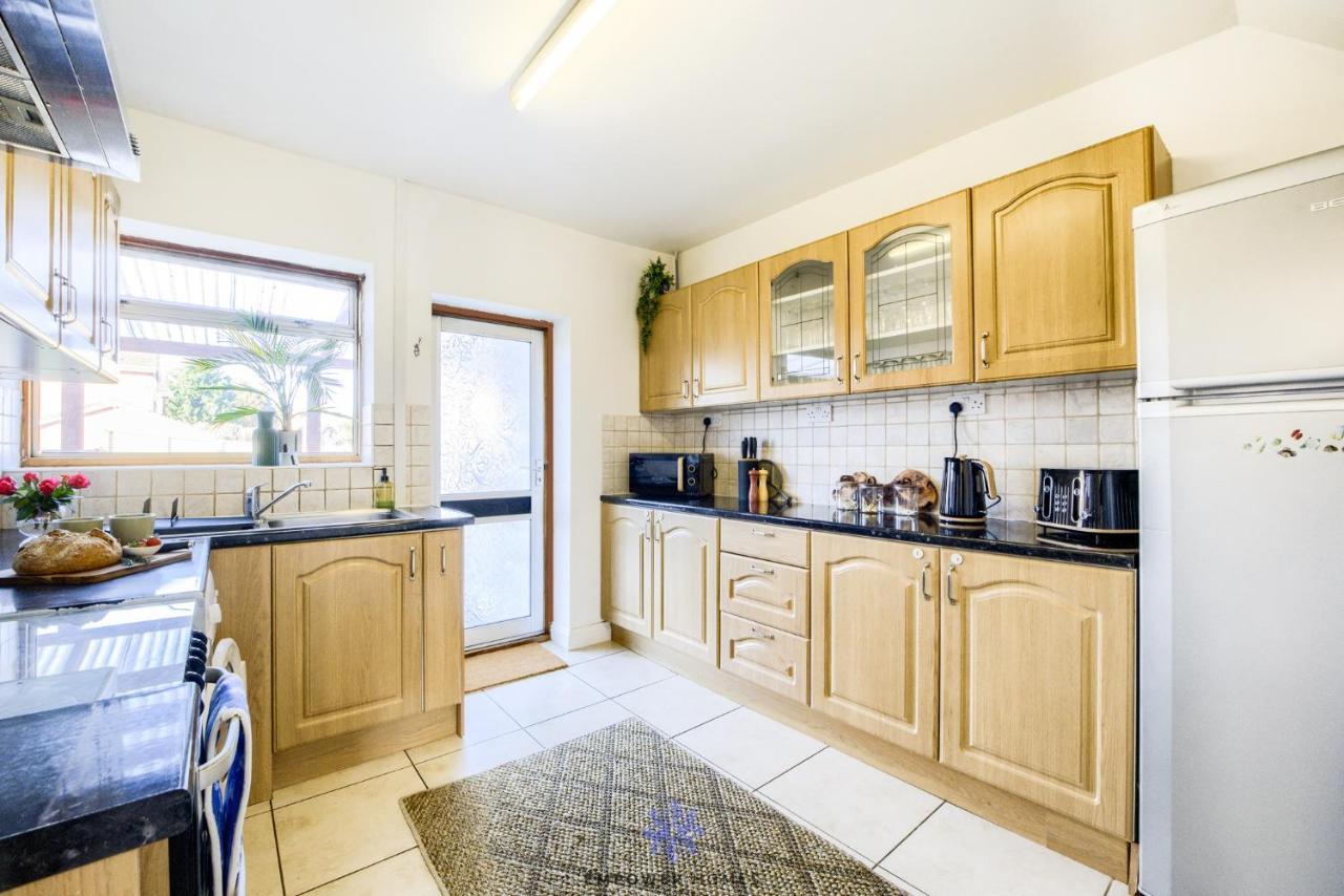 Spacious Luxury 3 Bed House, Private Parking, Sleeps 8, By Empower Homes * Coventry