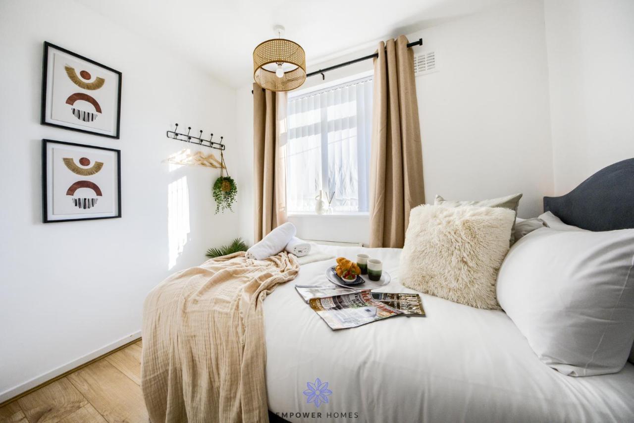 Spacious Luxury 3 Bed House, Private Parking, Sleeps 8, By Empower Homes Apartment *