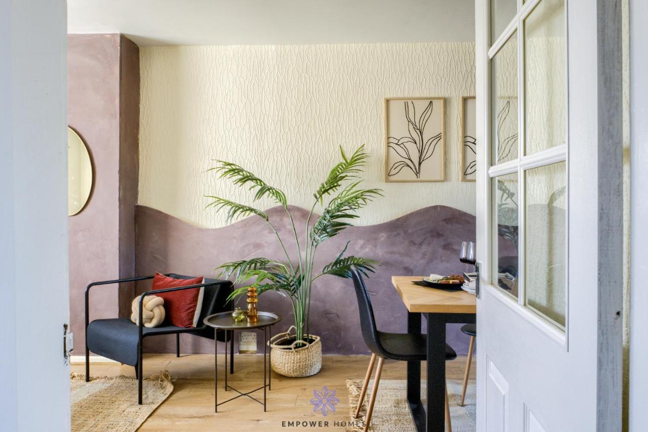Spacious Luxury 3 Bed House, Private Parking, Sleeps 8, By Empower Homes *
