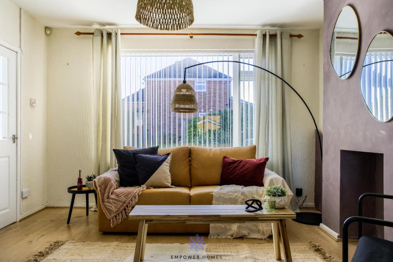 Spacious Luxury 3 Bed House, Private Parking, Sleeps 8, By Empower Homes * Coventry