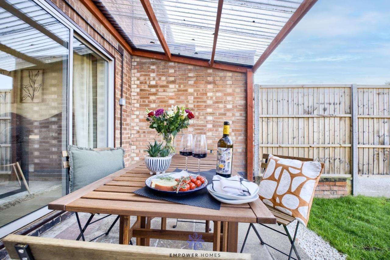 Spacious Luxury 3 Bed House, Private Parking, Sleeps 8, By Empower Homes Apartment *
