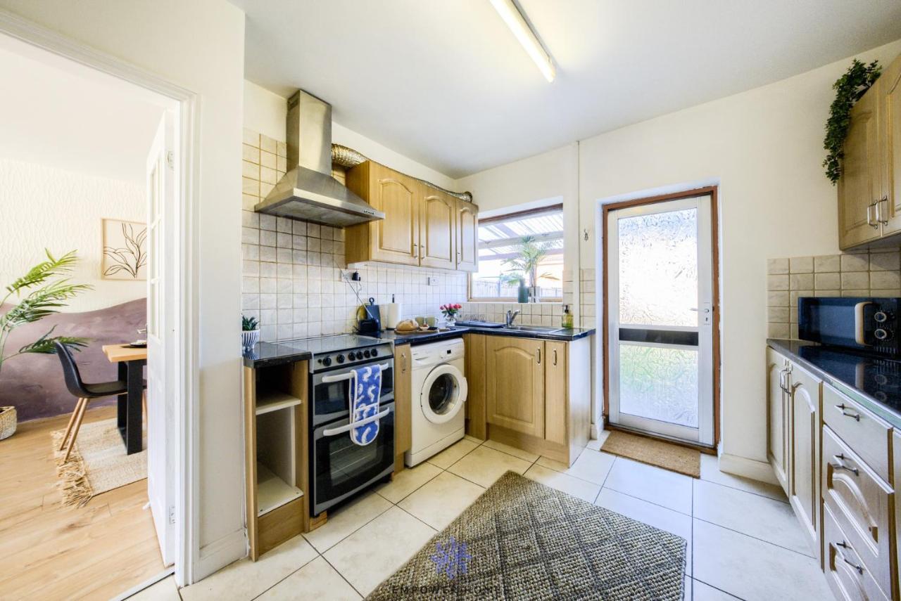 Apartment Spacious Luxury 3 Bed House, Private Parking, Sleeps 8, By Empower Homes