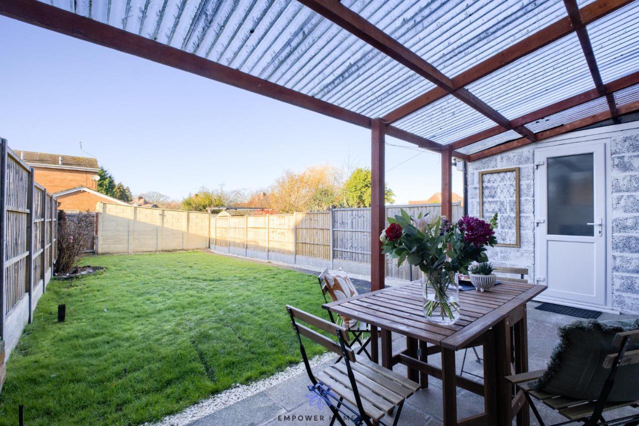 Apartment Spacious Luxury 3 Bed House, Private Parking, Sleeps 8, By Empower Homes