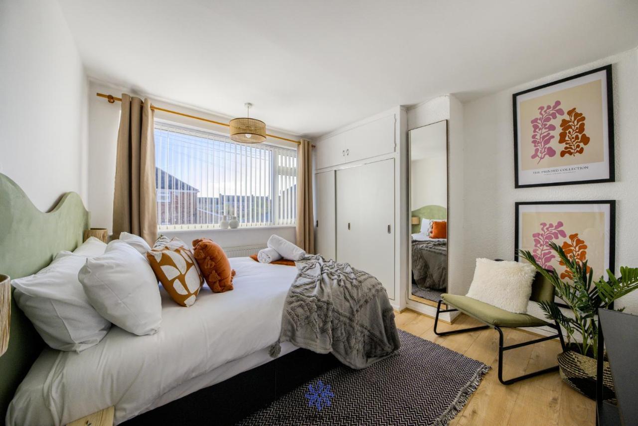 Apartment Spacious Luxury 3 Bed House, Private Parking, Sleeps 8, By Empower Homes